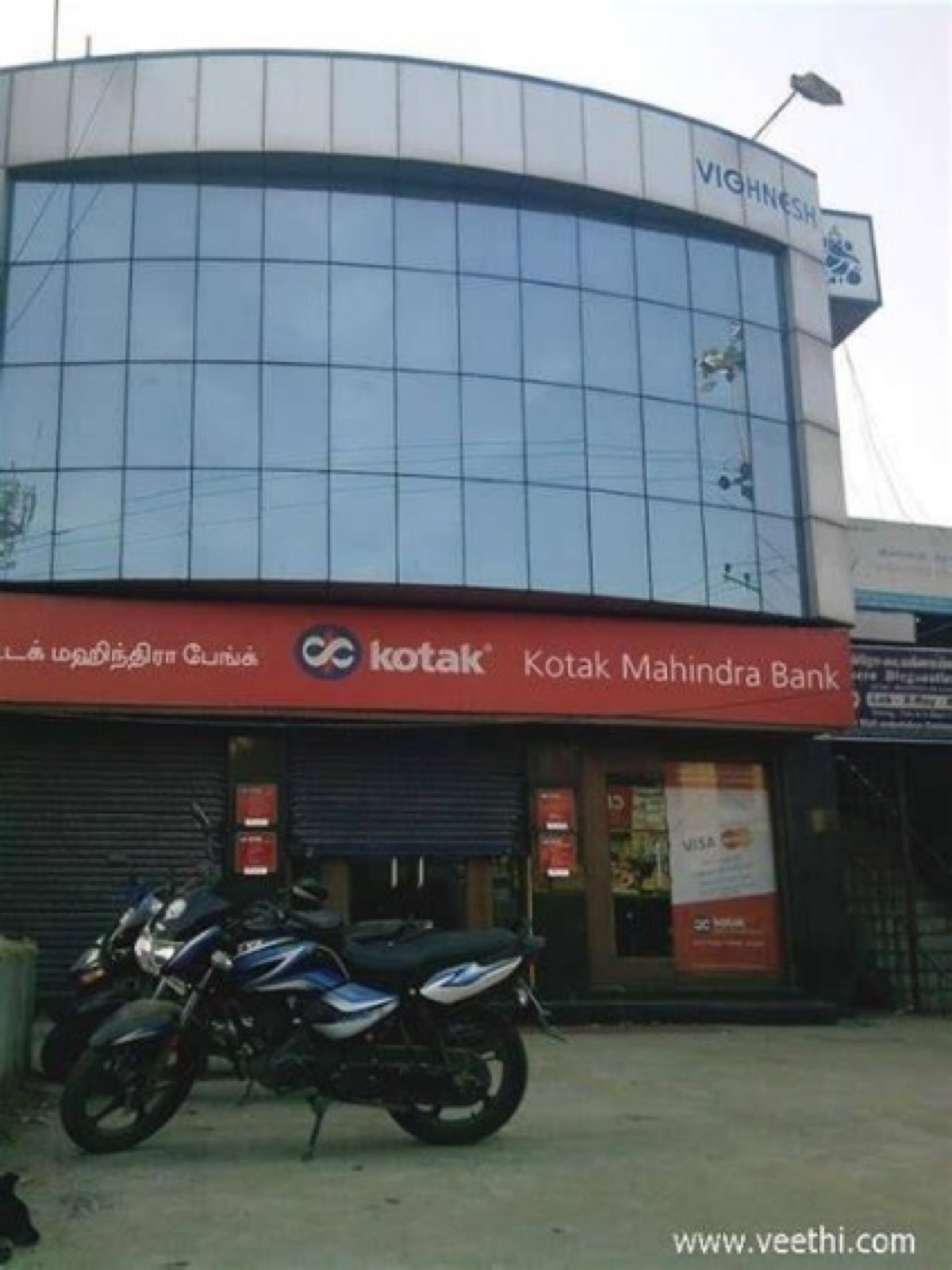 Pre-leased bank branch, Naranpura — showroom photo