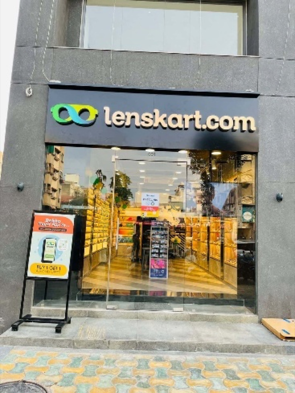 Pre-leased retail showroom, Navrangpura — showroom photo