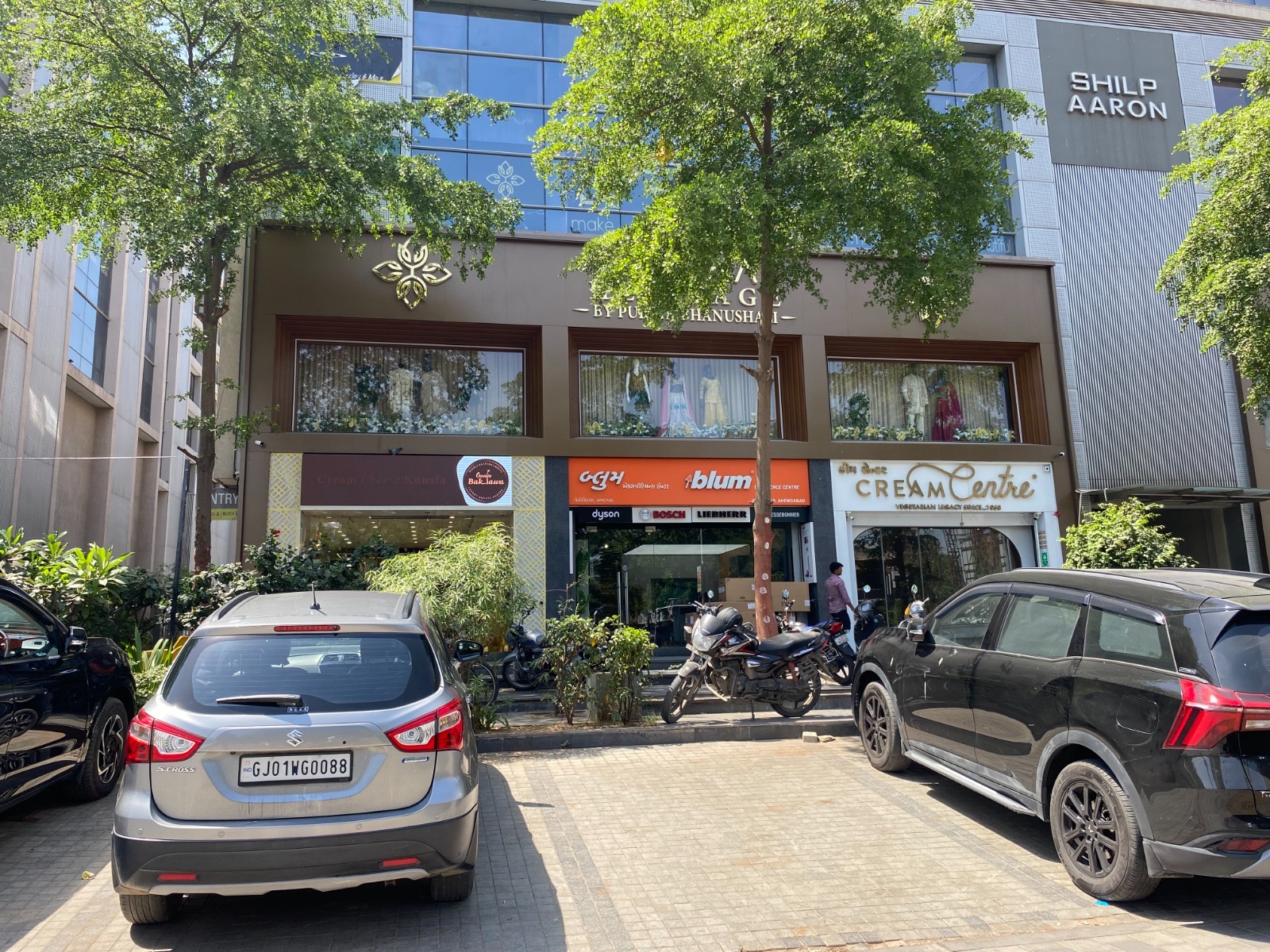 Showroom showroom in Bodakdev, Ahmedabad